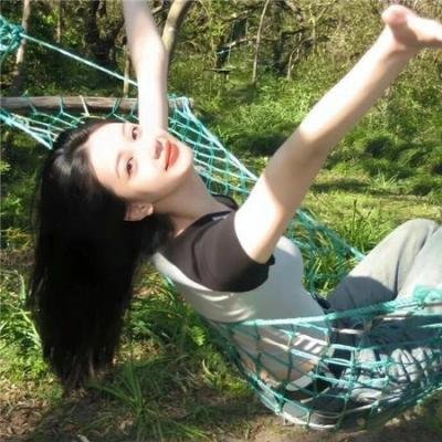 抽象画中的越南少女